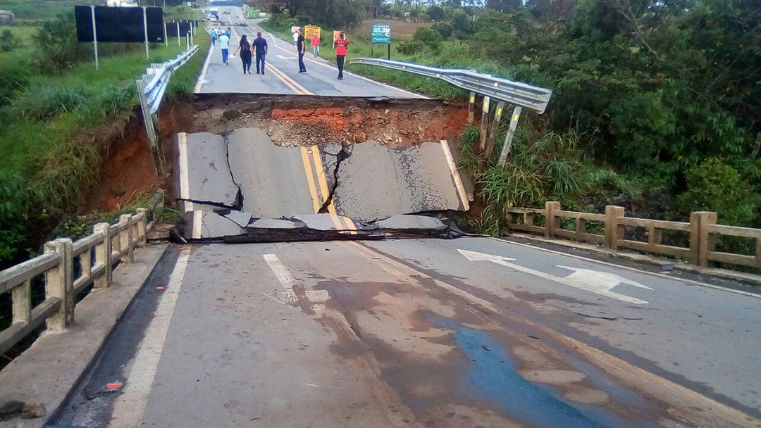 QUEDA DE PONTE NA BR 265 / SÃO SEBASTIÃO DA VITÓRIA À CIDADE DE NAZARENO-MG