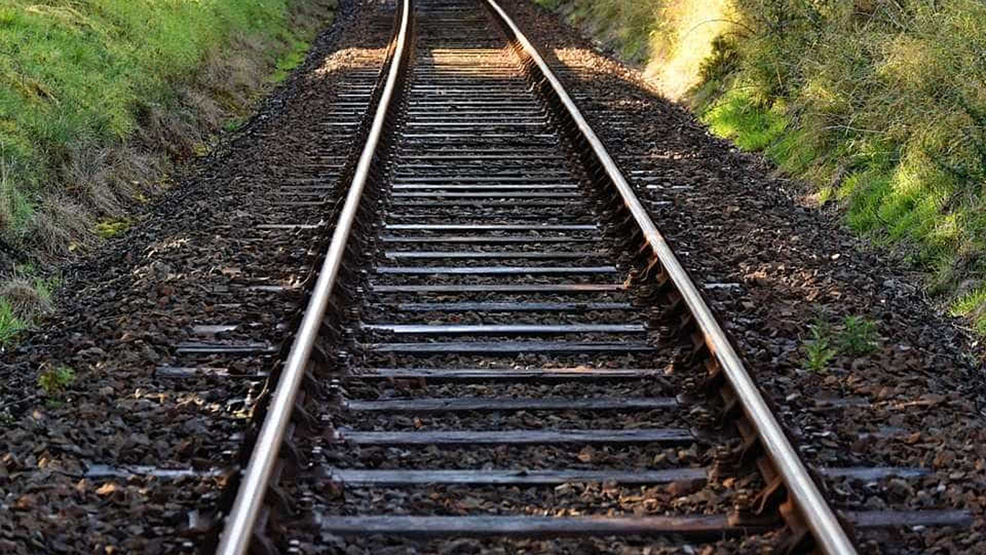 MULHER SOFRE FERIMENTOS GRAVES AO SER ATROPELADA POR COMPOSIÇÃO FERREA