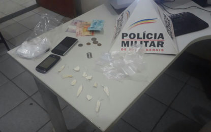 DROGAS SÃO APREENDIDAS EM LOTE VAGO E AUTOR É PRESO POR TRÁFICO DE DROGAS EM SANTOS DUMONT/MG