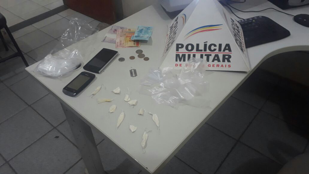 DROGAS SÃO APREENDIDAS EM LOTE VAGO E AUTOR É PRESO POR TRÁFICO DE DROGAS EM SANTOS DUMONT/MG