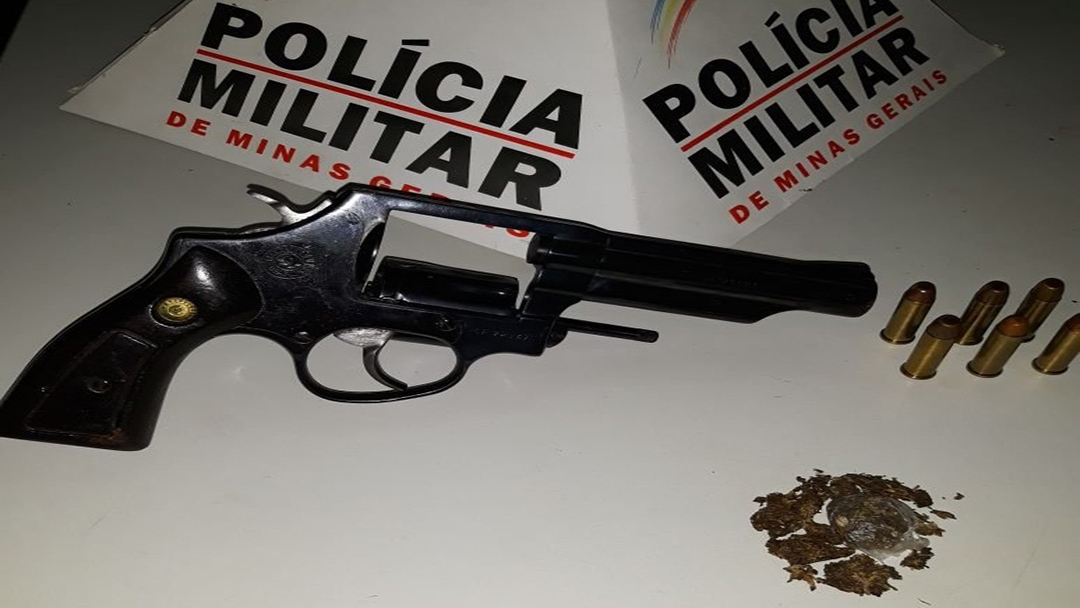 POLÍCIA MILITAR RETIRA ARMA DE FOGO DE CIRCULAÇÃO EM SÃO JOÃO DEL-REI
