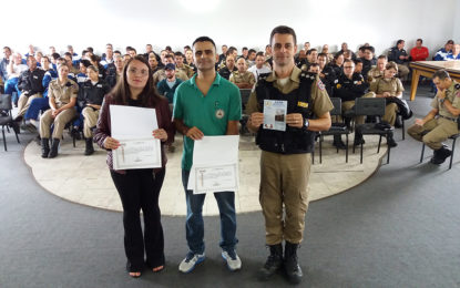 POLICIAIS MILITARES DE BARBACENA RECEBEM TREINAMENTO SOBRE NOÇÕES BÁSICAS DE LIBRAS