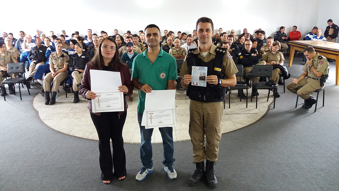 POLICIAIS MILITARES DE BARBACENA RECEBEM TREINAMENTO SOBRE NOÇÕES BÁSICAS DE LIBRAS