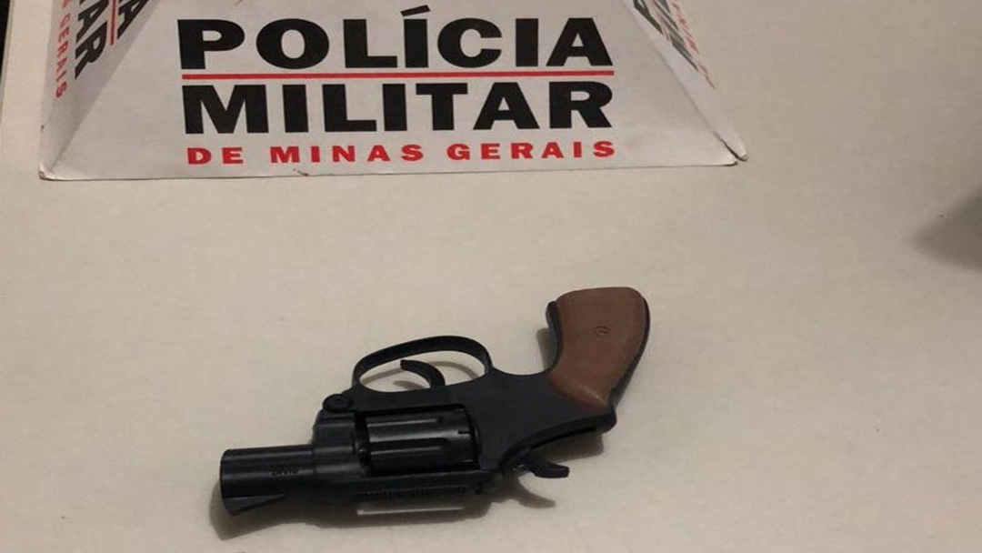 POLÍCIA MILITAR APREENDE RÉPLICA DE ARMA DE FOGO EM SÃO JOÃO DEL-REI-MG