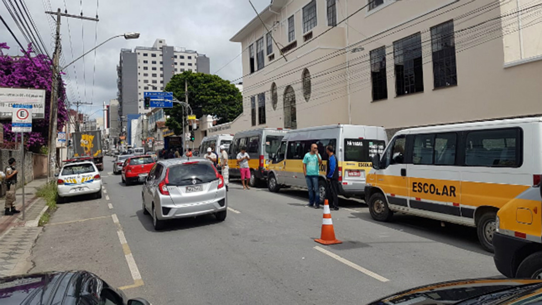 AÇÃO CONJUNTA PARA FISCALIZAÇÃO DE VANS ESCOLARES EM BARBACENA-MG