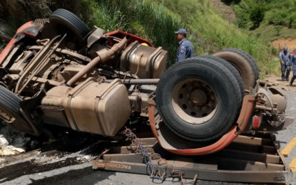 CAMINHONEIRO BARBACENENSE FICA FERIDO EM CAPOTAMENTO DE CARRETA