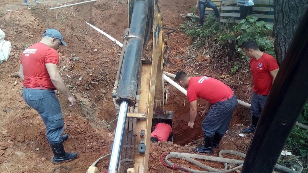 BOMBEIROS RESGATAM BEZERRO DE CISTERNA NA ZONA RURAL DE RESSAQUINHA