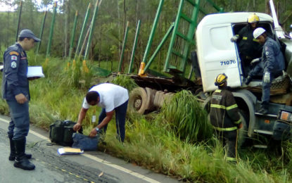 CARRETA BATE EM EUCALIPTO PRÓXIMO À CIDADE DE PAIVA-MG/VEJA MAIS