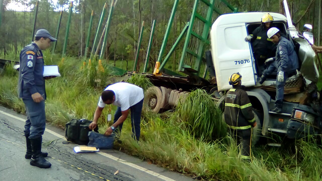 CARRETA BATE EM EUCALIPTO PRÓXIMO À CIDADE DE PAIVA-MG/VEJA MAIS