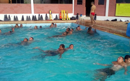 BOMBEIROS MINISTRAM CURSO DE NATAÇÃO E SALVAMENTO AQUÁTICO A MILITARES DO EXÉRCITO