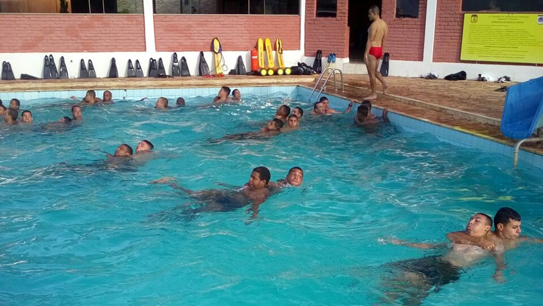 BOMBEIROS MINISTRAM CURSO DE NATAÇÃO E SALVAMENTO AQUÁTICO A MILITARES DO EXÉRCITO