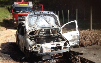 VEÍCULO INCENDIADO NA ZONA RURAL DE ALFREDO VASCONCELOS-MG