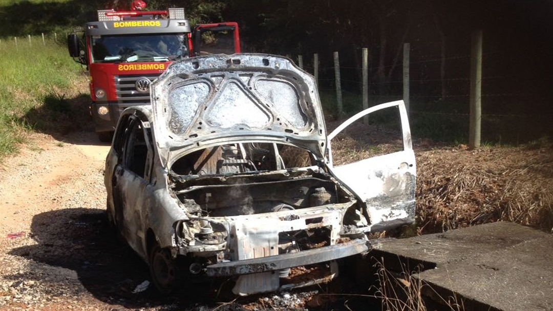 VEÍCULO INCENDIADO NA ZONA RURAL DE ALFREDO VASCONCELOS-MG