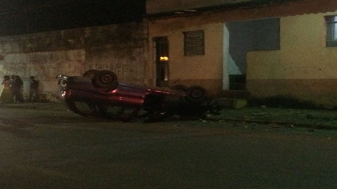 HOMEM FICA FERIDO APÓS CAPOTAMENTO DE VEÍCULO EM CONSELHEIRO LAFAIETE-MG/VEJA MAIS