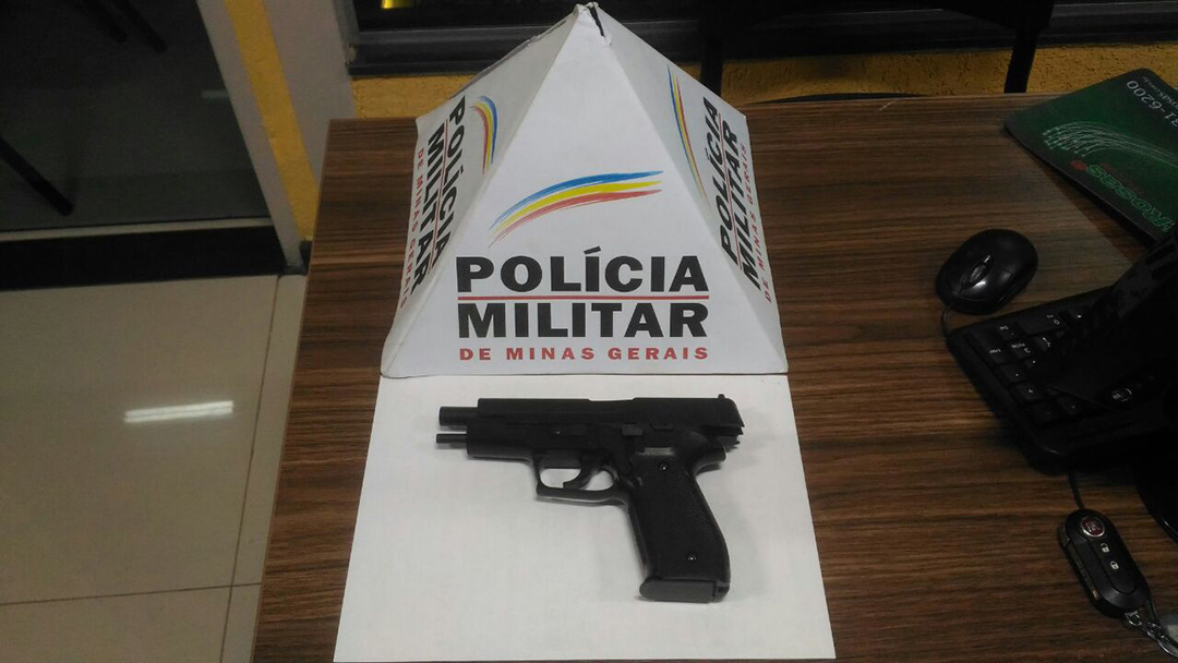 SIMULACRO DE ARMA DE FOGO É APREENDIDO EM ESTACIONAMENTO AO LADO DO PRESÍDIO REGIONAL EM BARBACENA-MG