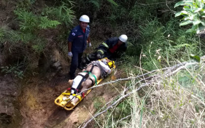 BOMBEIROS RESGATAM  MOTORISTA QUE  PASSOU A NOITE EM BURACO