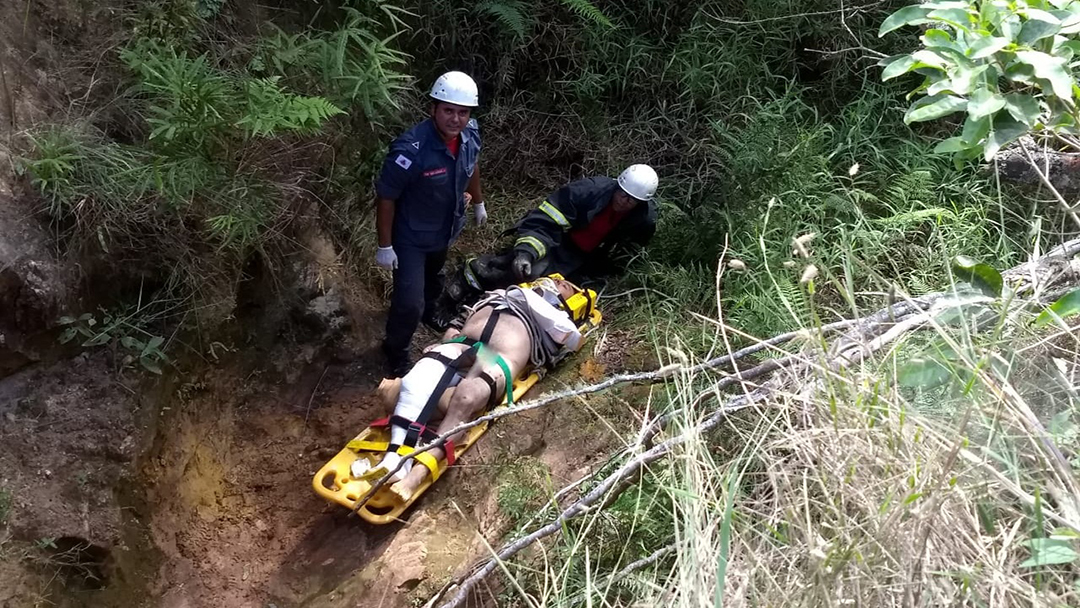 BOMBEIROS RESGATAM  MOTORISTA QUE  PASSOU A NOITE EM BURACO