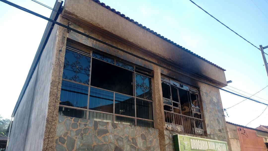 INCÊNDIO EM RESIDÊNCIA NA RUA JOSÉ CESÁRIO EM RESSAQUINHA-MG