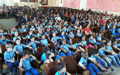 Alunos da rede municipal assistem apresentação de teatro de marionetes