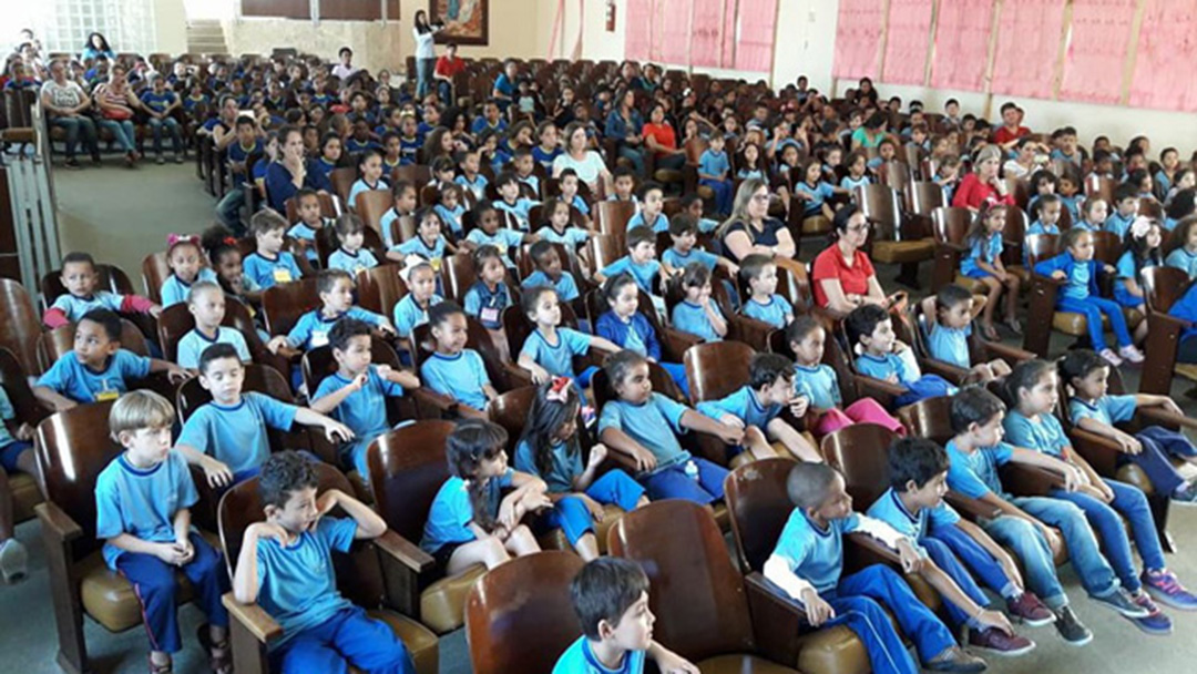 Alunos da rede municipal assistem apresentação de teatro de marionetes