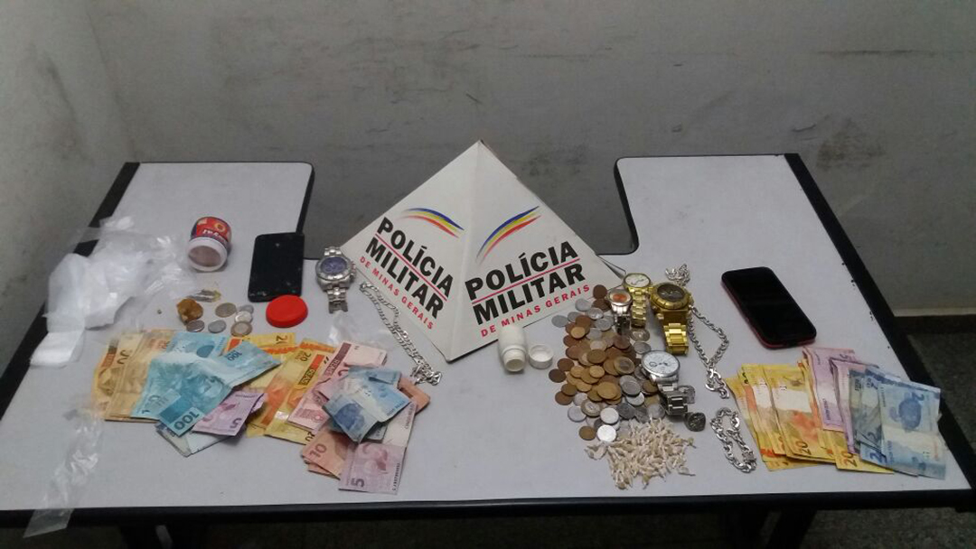 APREENSÃO DE DROGAS NO BAIRRO CÓRREGO DO OURO EM SANTOS DUMONT/MG