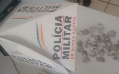 QUASE TRINTA BUCHAS DE MACONHA SÃO LOCALIZADAS EM VEÍCULO EM ANTÔNIO CARLOS