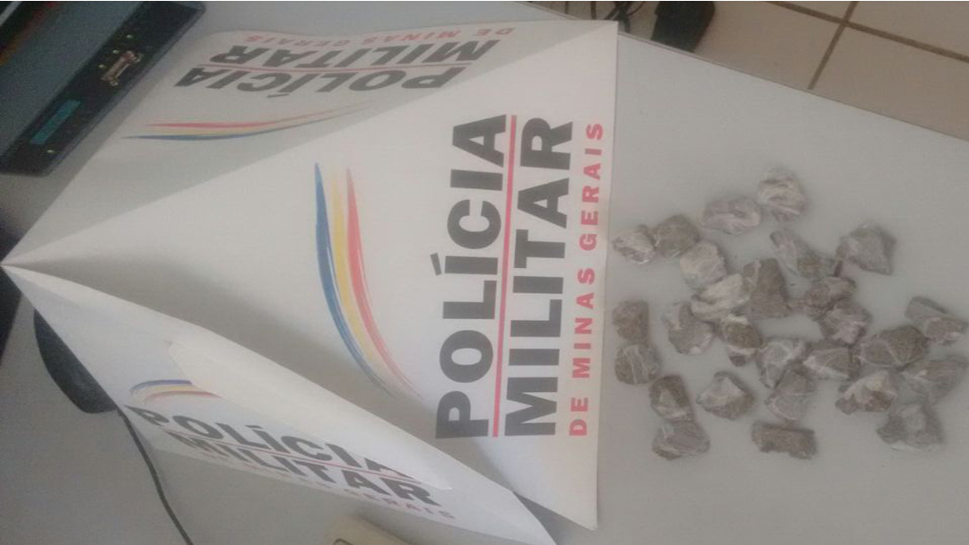 QUASE TRINTA BUCHAS DE MACONHA SÃO LOCALIZADAS EM VEÍCULO EM ANTÔNIO CARLOS