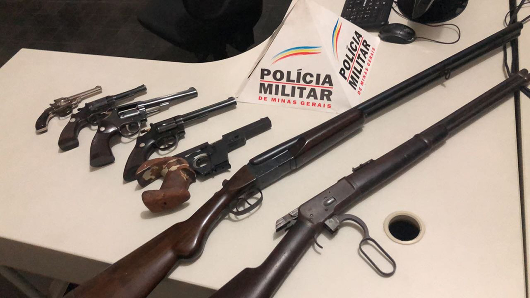 POLÍCIA MILITAR CUMPRE MANDADO E ENCONTRA ARMAMENTO EM SITUAÇÃO IRREGULAR EM SÃO JOÃO DEL-REI-MG