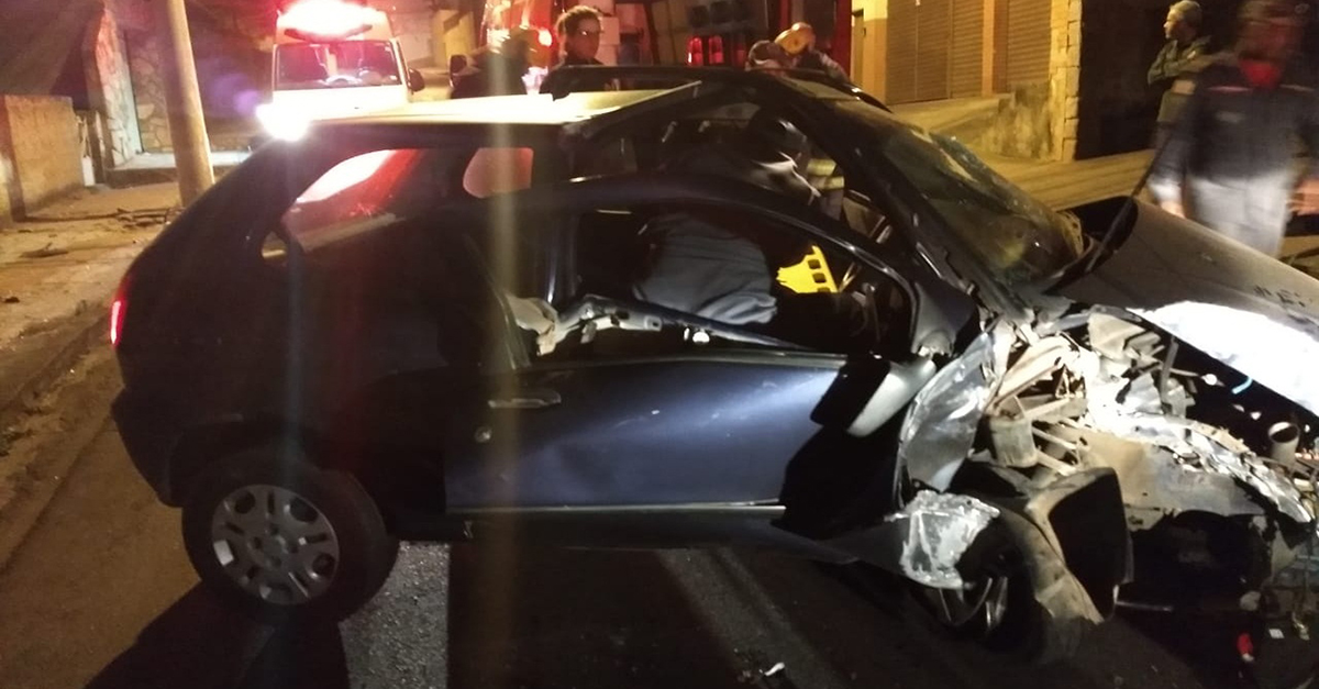 MULHER FICA FERIDA EM CAPOTAMENTO DE VEÍCULO NO BAIRRO SANTA CECÍLIA EM BARBACENA.