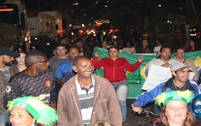 Manifestantes vão para ruas protestar contra o aumento dos combustíveis em Barbacena