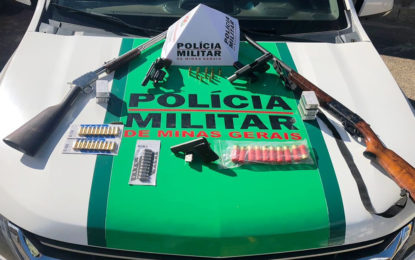 Polícia Militar do Meio Ambiente apreende cinco armas de fogo e centenas de munições em Barbacena-MG