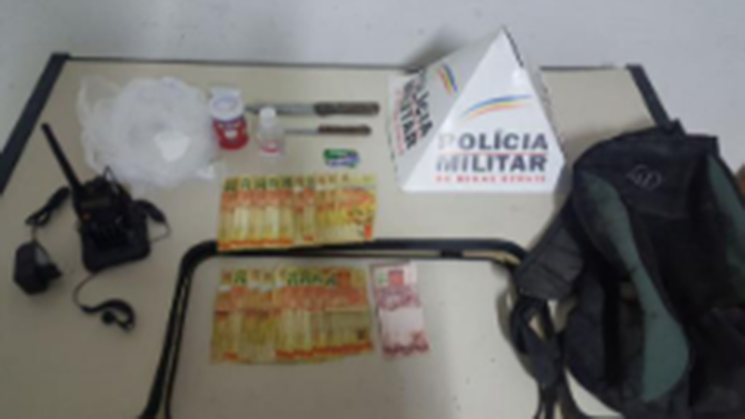POLÍCIA MILITAR ATRAVÉS DE DENÚNCIA PRENDE HOMEM POR TRÁFICO DE DROGAS EM BARBACENA-MG