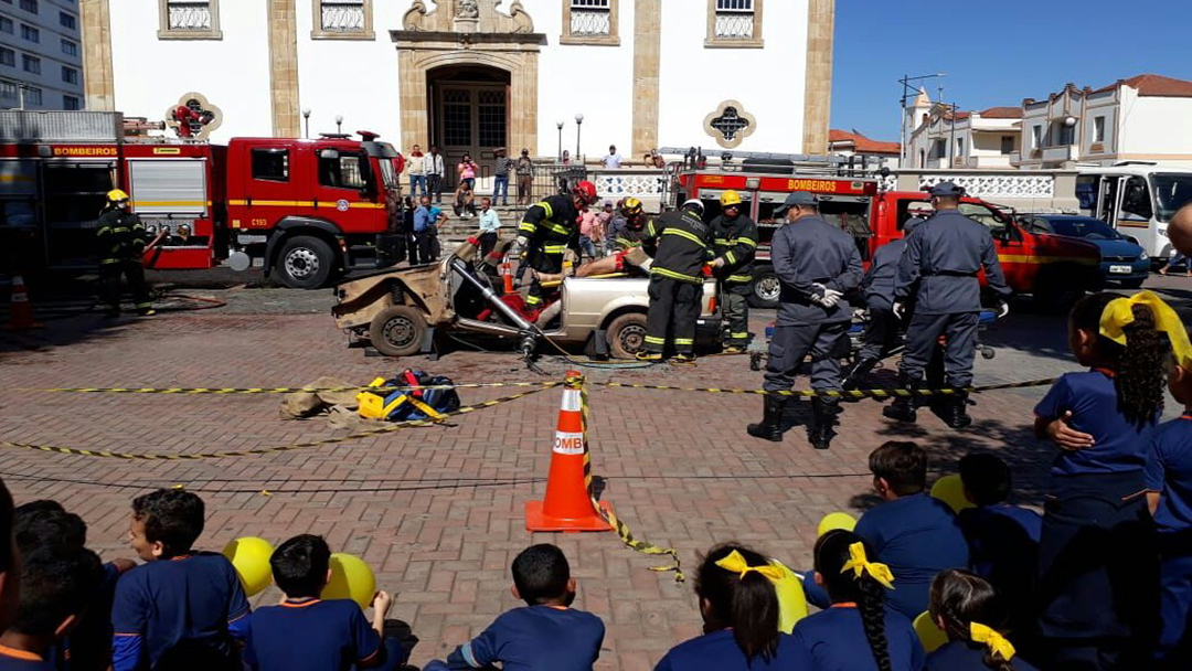 BOMBEIROS DE BARBACENA PARTICIPAM DA CAMPANHA MAIO AMARELO