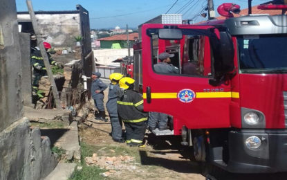 BOMBEIROS CONTROLAM INCÊNDIO EM RESIDÊNCIA NO BAIRRO CAMINHO NOVO