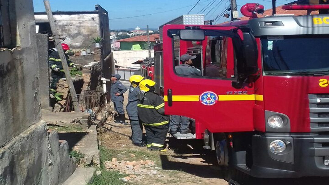 BOMBEIROS CONTROLAM INCÊNDIO EM RESIDÊNCIA NO BAIRRO CAMINHO NOVO