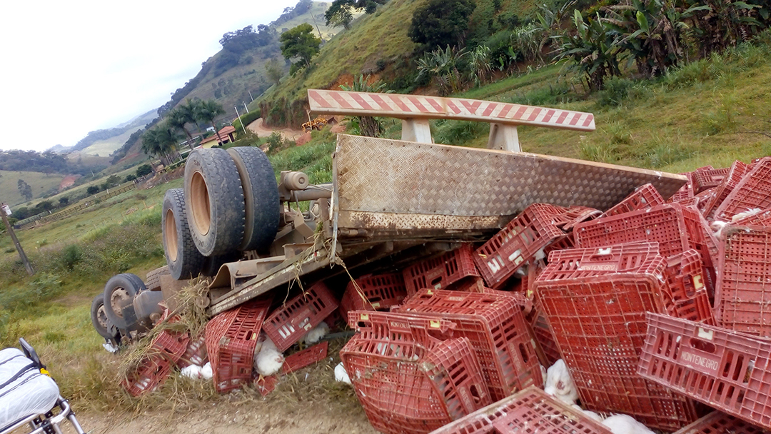 Carreta carregada com galinhas tomba na MG-448 proximidades do Trevo da cidade de Paiva-MG