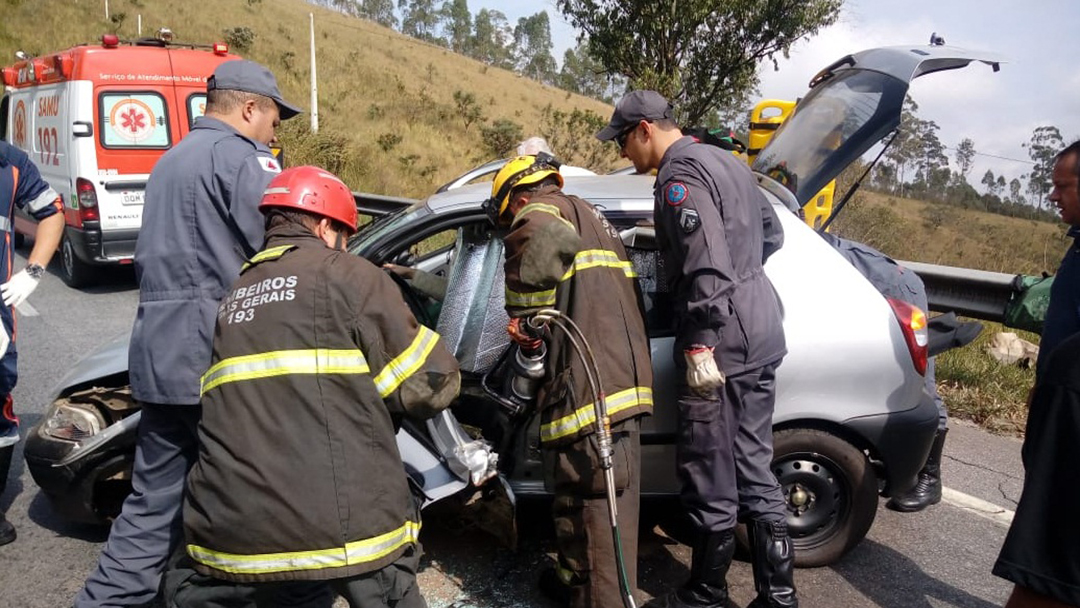 Choque entre 2 veículos, deixa feridos na BR-265 próximidades do restaurante do Romeu