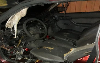 Carro incendeia no bairro Caiçaras em Barbacena