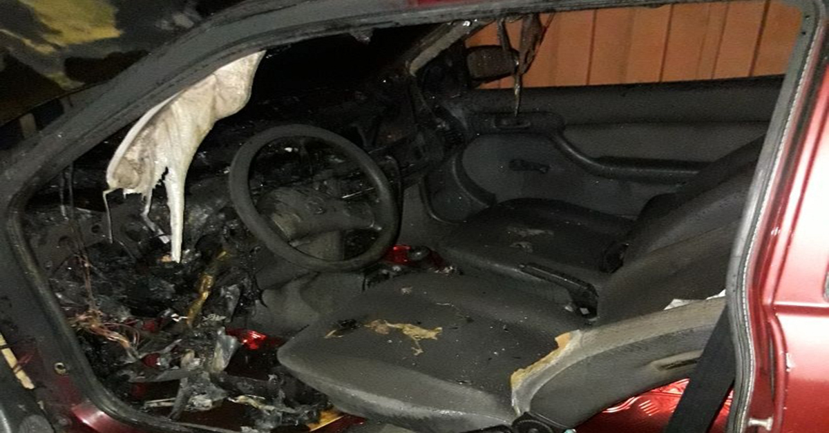 Carro incendeia no bairro Caiçaras em Barbacena