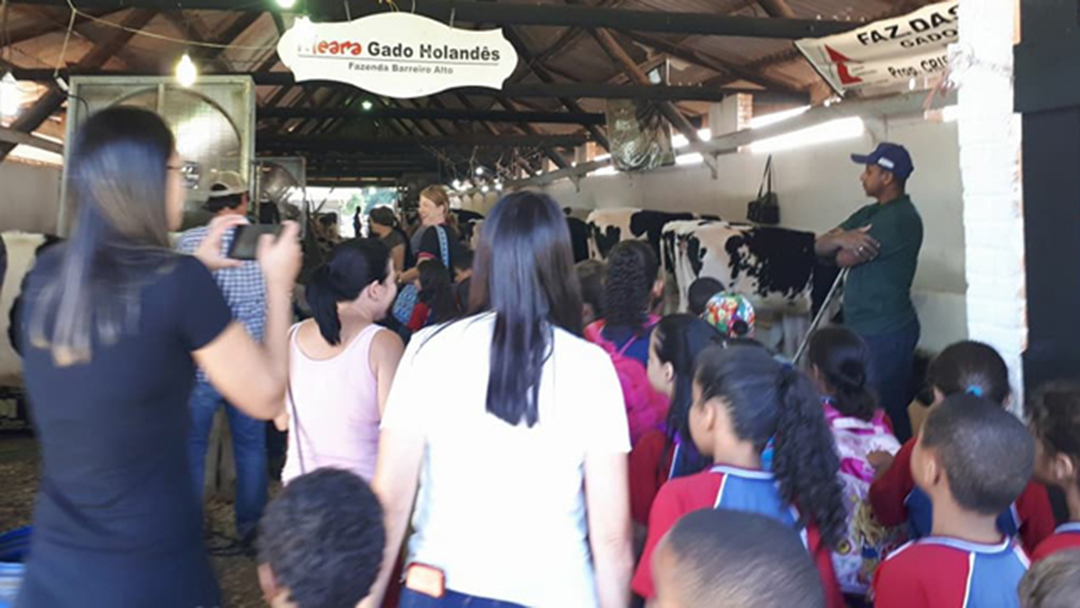 Alunos da rede municipal visitam 51ª Exposição Agropecuária de Barbacena-MG