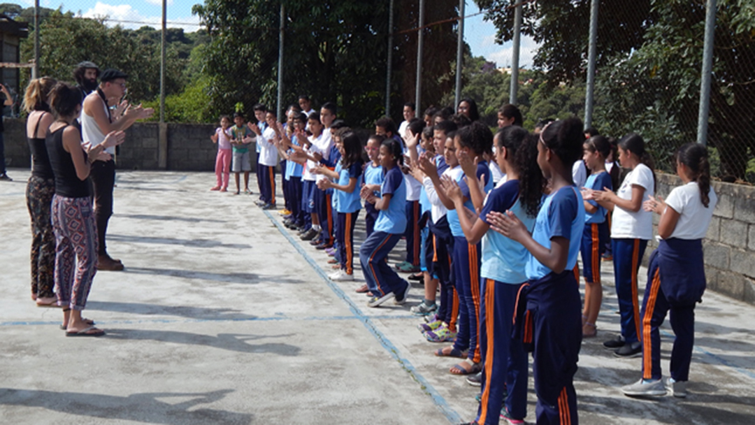 GRUPO FRANCO-BRASILEIRO CAO LARU REALIZA APRESENTAÇÕES NOS CRAS