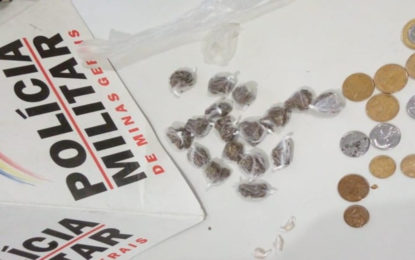 Homem tenta se desfazer de drogas mas acaba preso por tráfico em Santos Dumont .