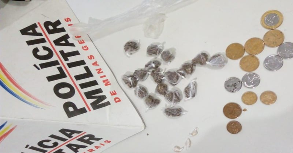 Homem tenta se desfazer de drogas mas acaba preso por tráfico em Santos Dumont .