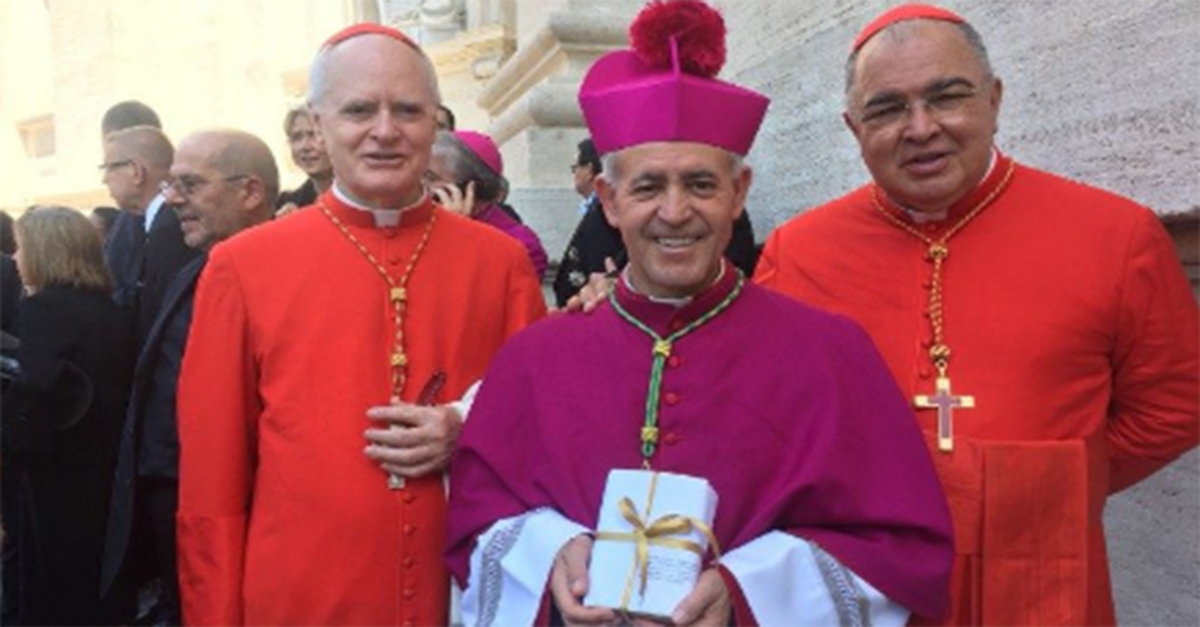 DOM AIRTON RECEBEU O PÁLIO SAGRADO DAS MÃOS DO PAPA FRANCISCO