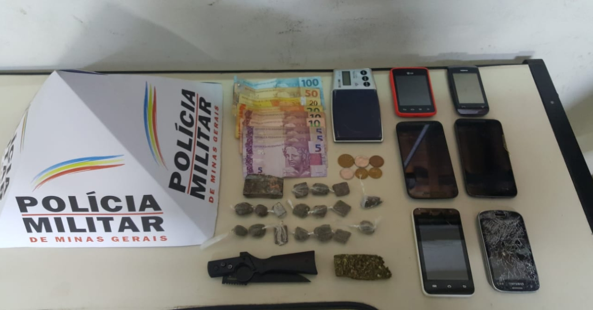 Dois homens são presos por tráfico após abordagem policial no centro de Barbacena.