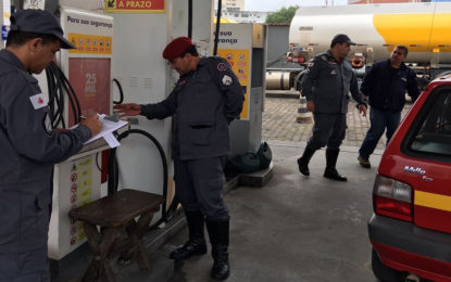 Operação Alerta Vermelho Corpo de Bombeiros vistoria postos de combustíveis.