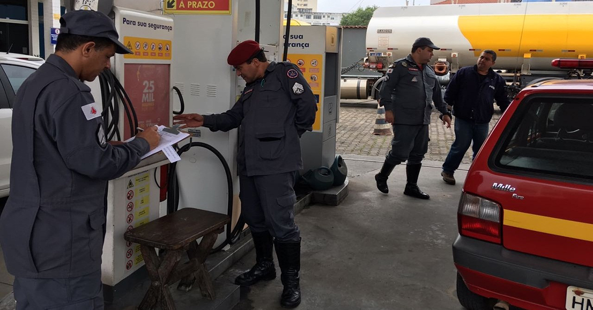 Operação Alerta Vermelho Corpo de Bombeiros vistoria postos de combustíveis.