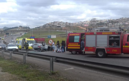 Carro com 5 pessoas bate em mureta de proteção na BR-040 proximidades do trevo de acesso à Barbacena.