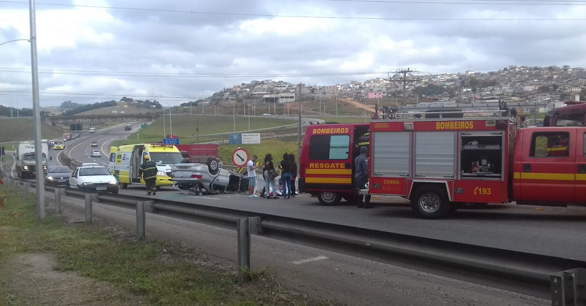 Carro com 5 pessoas bate em mureta de proteção na BR-040 proximidades do trevo de acesso à Barbacena.