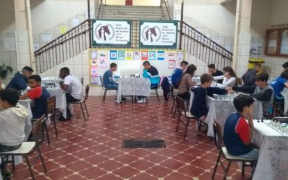 Circuito estudantil de xadrez começa em grande estilo com cerca de 50 jovens.